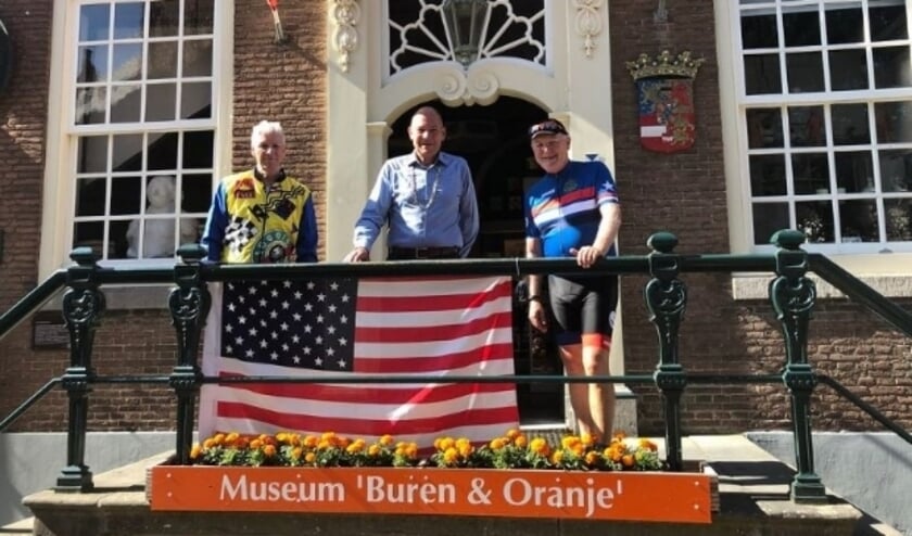 Van links naar rechts Kenneth Ward, locoburgemeester K.A. Maier en Pete Hoekstra