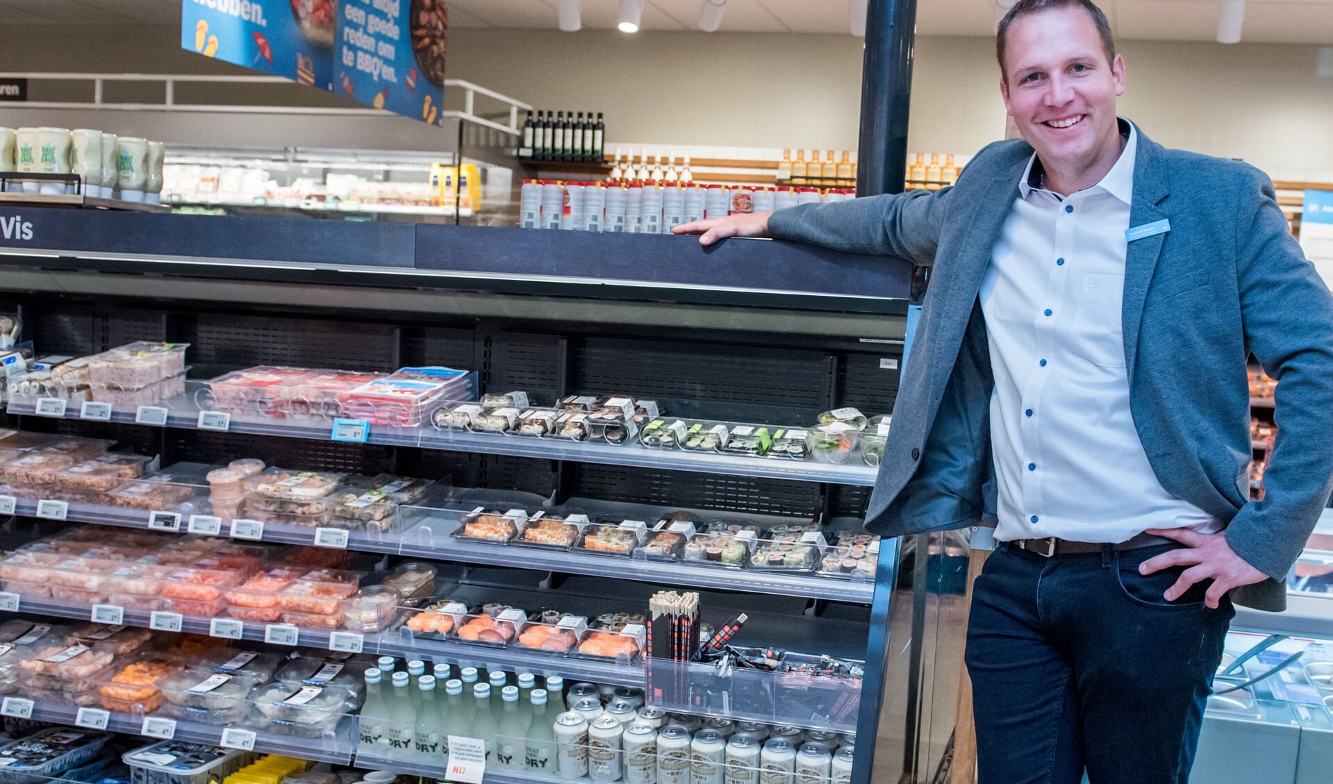 • Supermarktmanager Stephan Neven bij de verse sushi. 