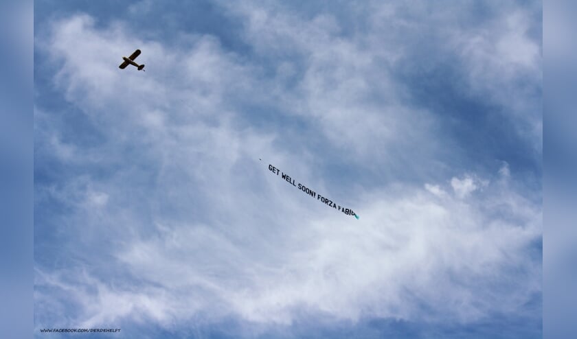 Het vliegtuigje met spandoek boven Heukelum
