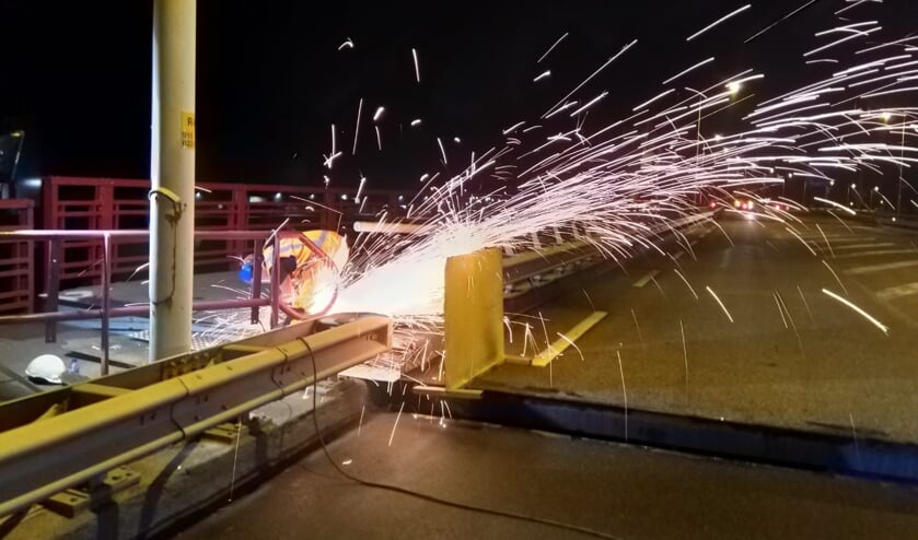 • Medewerkers van aannemer haalden een centimeter van het beweegbare deel van de brug.