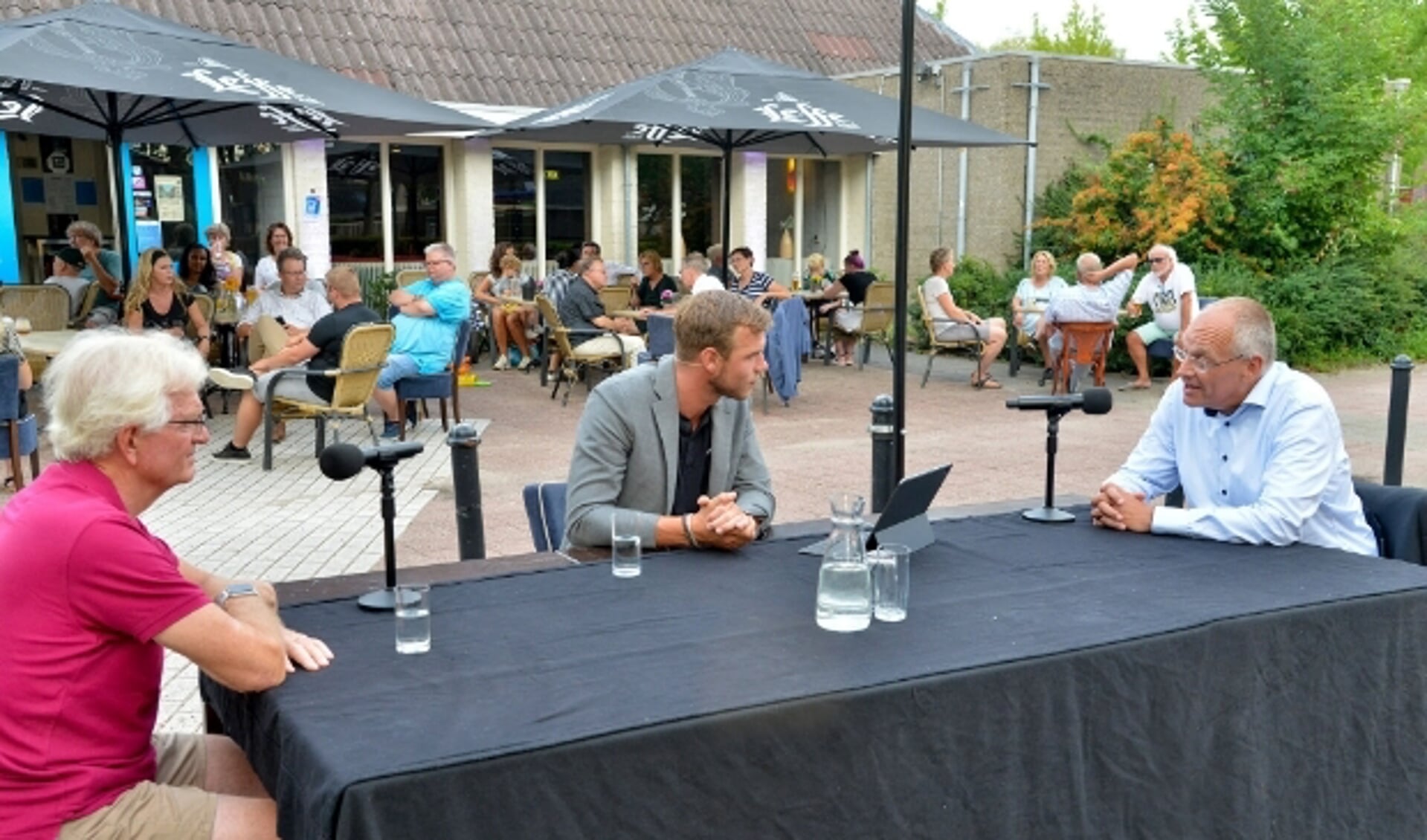 Richard Vianen (m) interviewt Piet Koster (l) en Erik Gerritsen (r) bij Dorpshuis De Vaart tijdens Montfoort Vitaal.  (Foto: Paul van den Dungen)