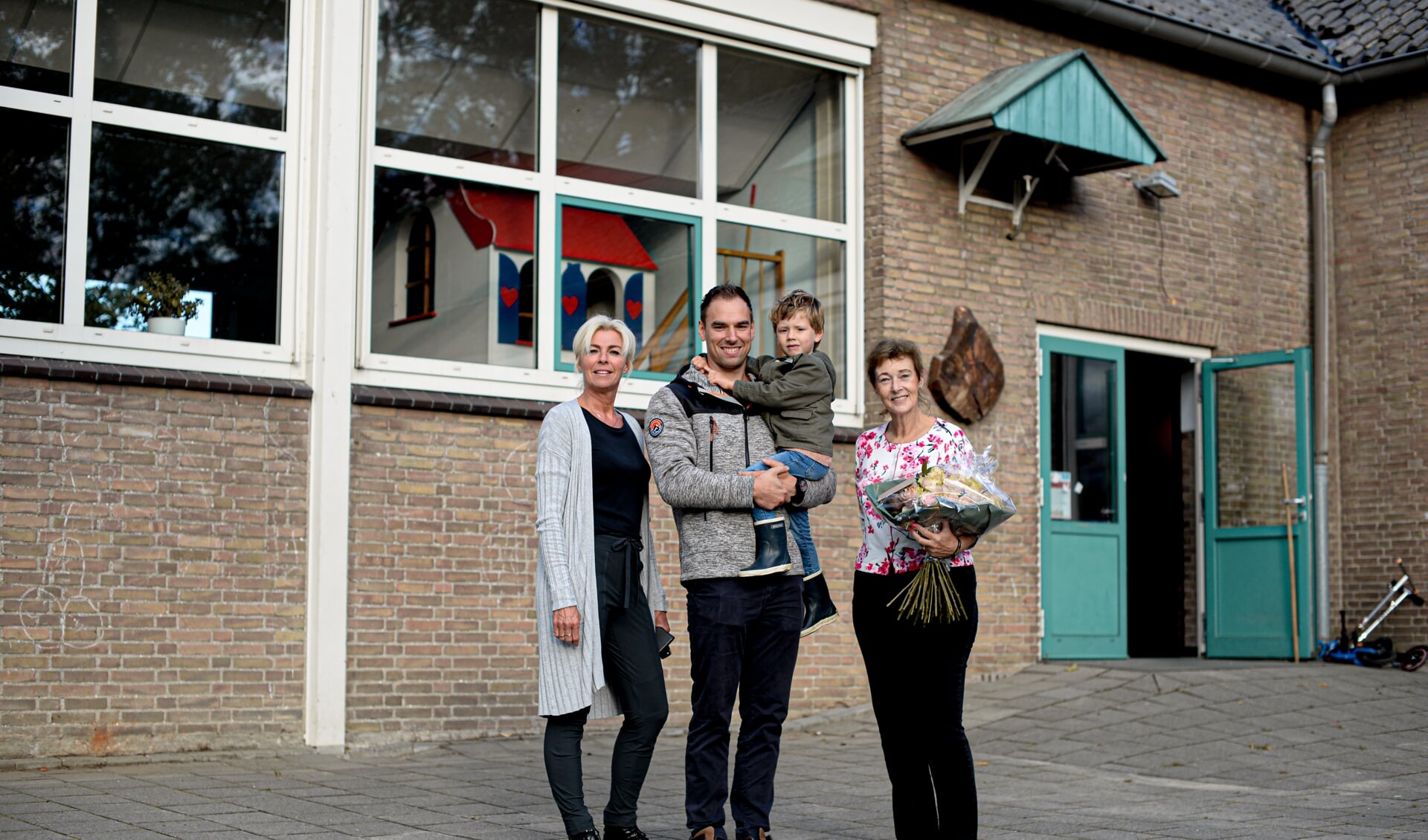 • Oma Anja, vader Luc, Sieb en juf Carla bij Basisschool Giessen-Oudekerk.