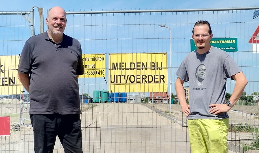 • Statenlid Robert Klumpes (links) en Wouter van Blanken (GL Krimpen) bij het EMK-terrein.