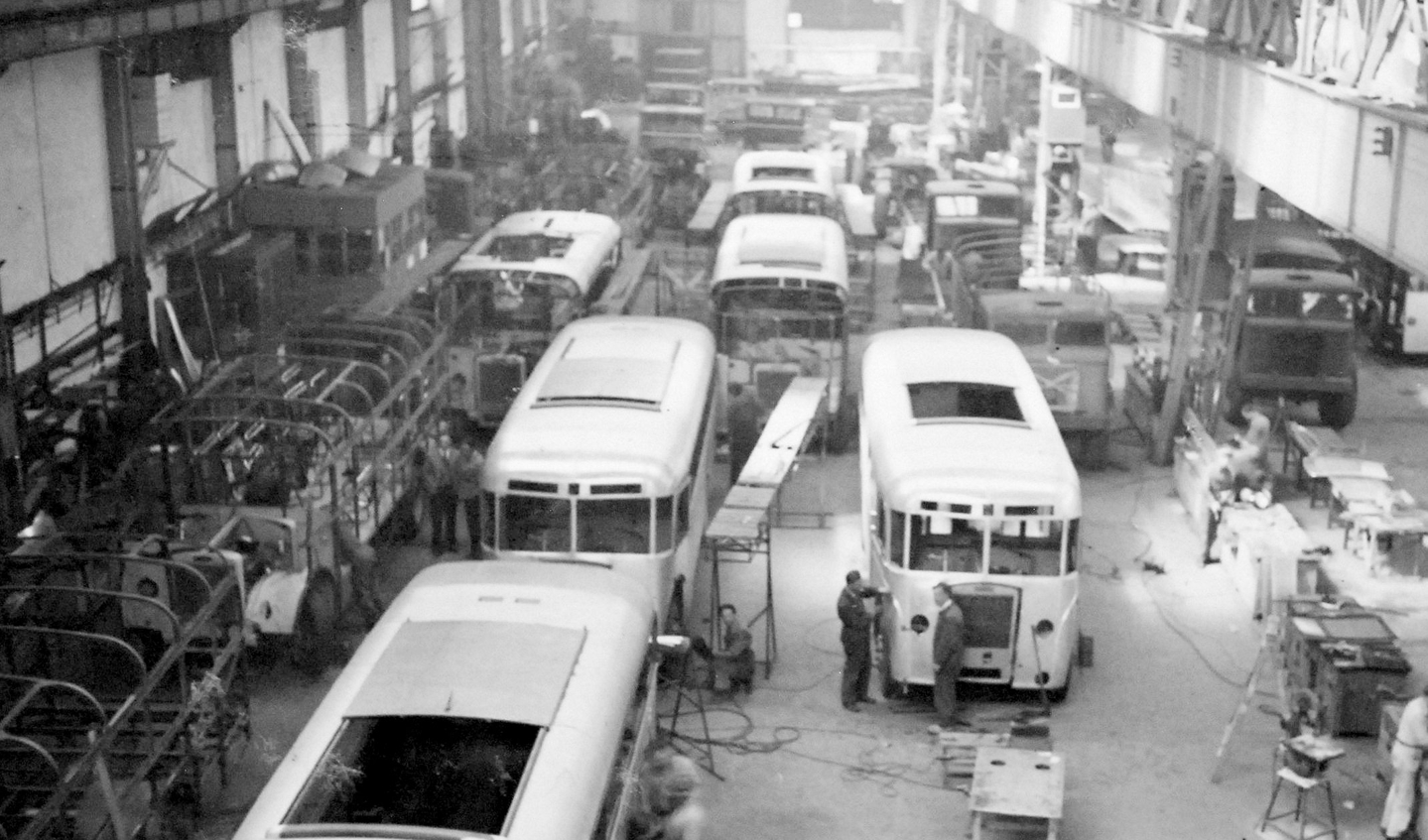 In 1946 begon men in Papendrecht met een eerste serie van tien autobussen naar eigen ontwerp. Deze bussen waren bestemd voor de “Twee Provinciën”.