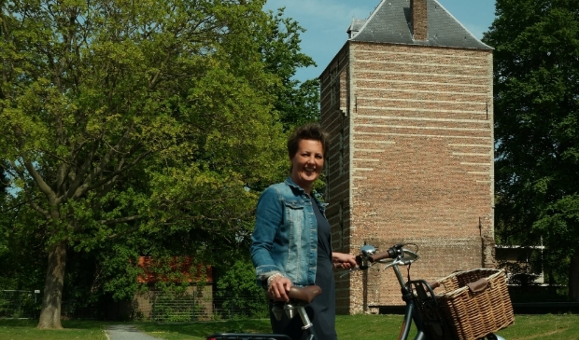 Manon Blom van Bike Tours IJsselstein bij de Kasteeltoren. ''Er is genoeg te zien en te vertellen.'' (Ingezonden foto)