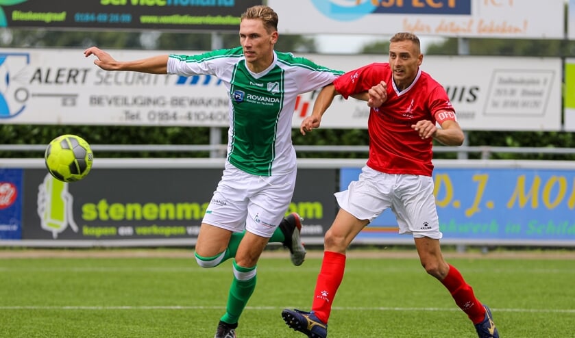 <p>• Joran Houweling (l) in actie in het bekerduel tegen DFC.</p>