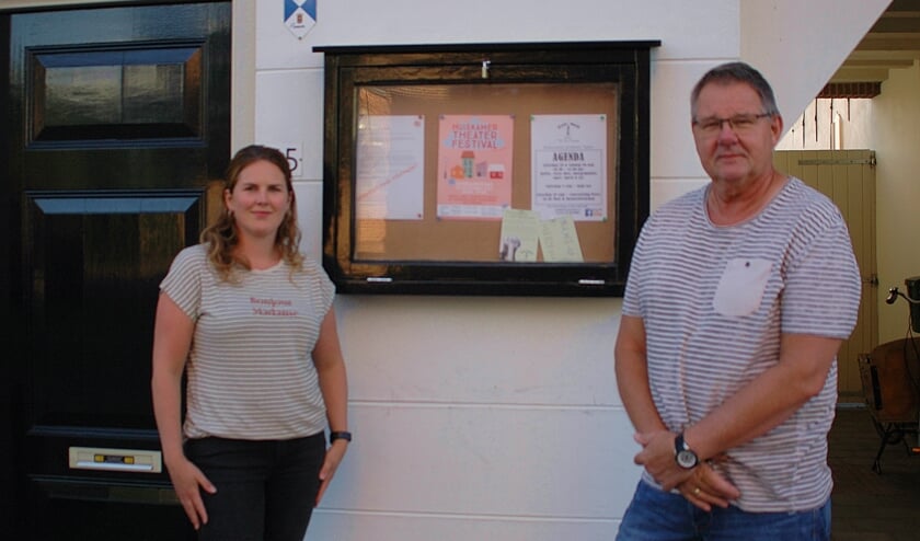 • Walter Wallenburg en Suzanne Versluis bij het hokje.