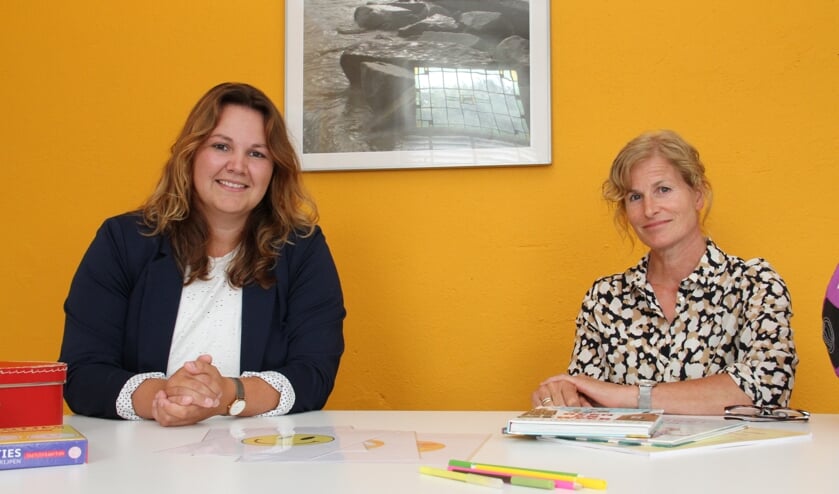 • Nikki (links) en Jolanda helpen ouders en kinderen bij de communicatie