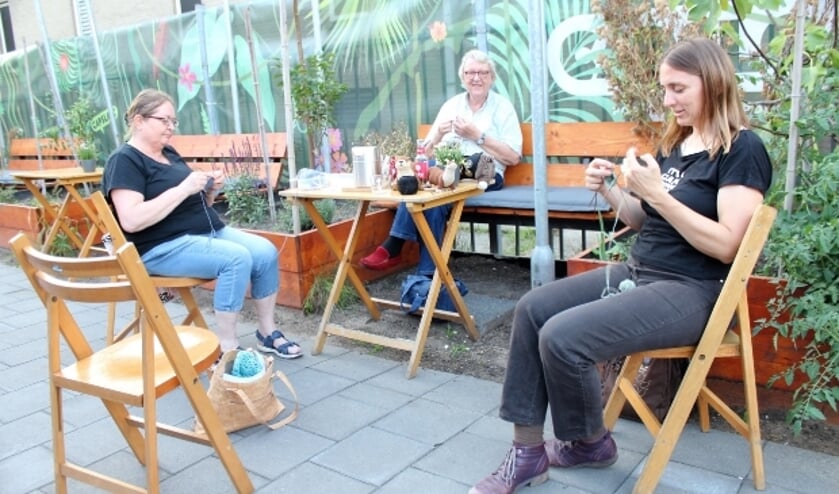 <p>Stitch 'n Bitch op het terras van CAPSLOC, rechts initiatiefnemer Anna Schürmann. (Foto Annemarie van der Ploeg)</p>