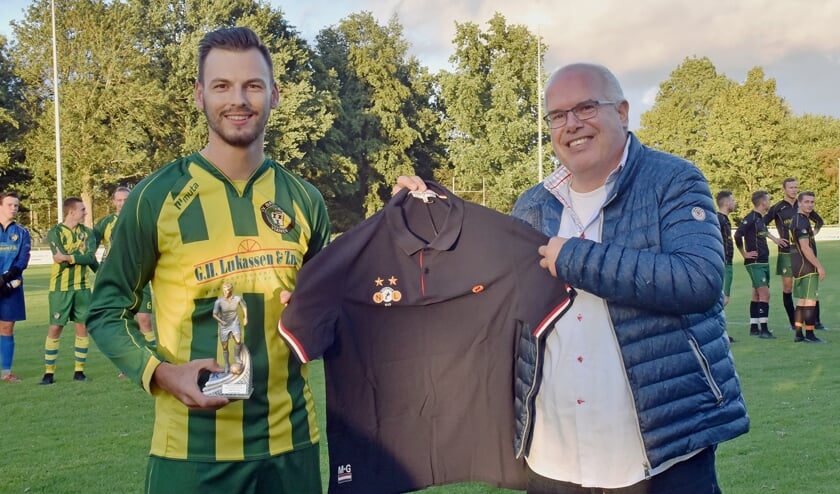 • Mike de Groot en Taki Anastassiadis met trofee en shirt.