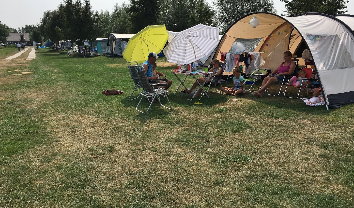 • Een Alblasserdamse familie geniet van een kampeervakantie dicht bij huis, in Giessenburg.