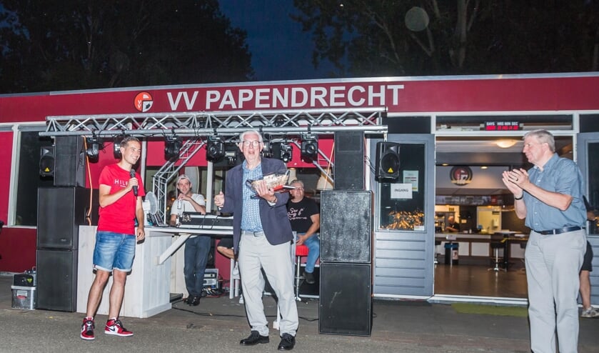 • De overhandiging van het jubileumboek, met v.l.n.r. Niels van Heteren, Teus van der Have en Erevoorzitter Bram Blom.
