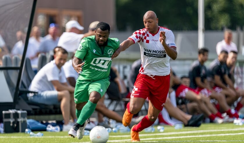 <p>• Kay Tejan in actie tegen Capelle.</p>