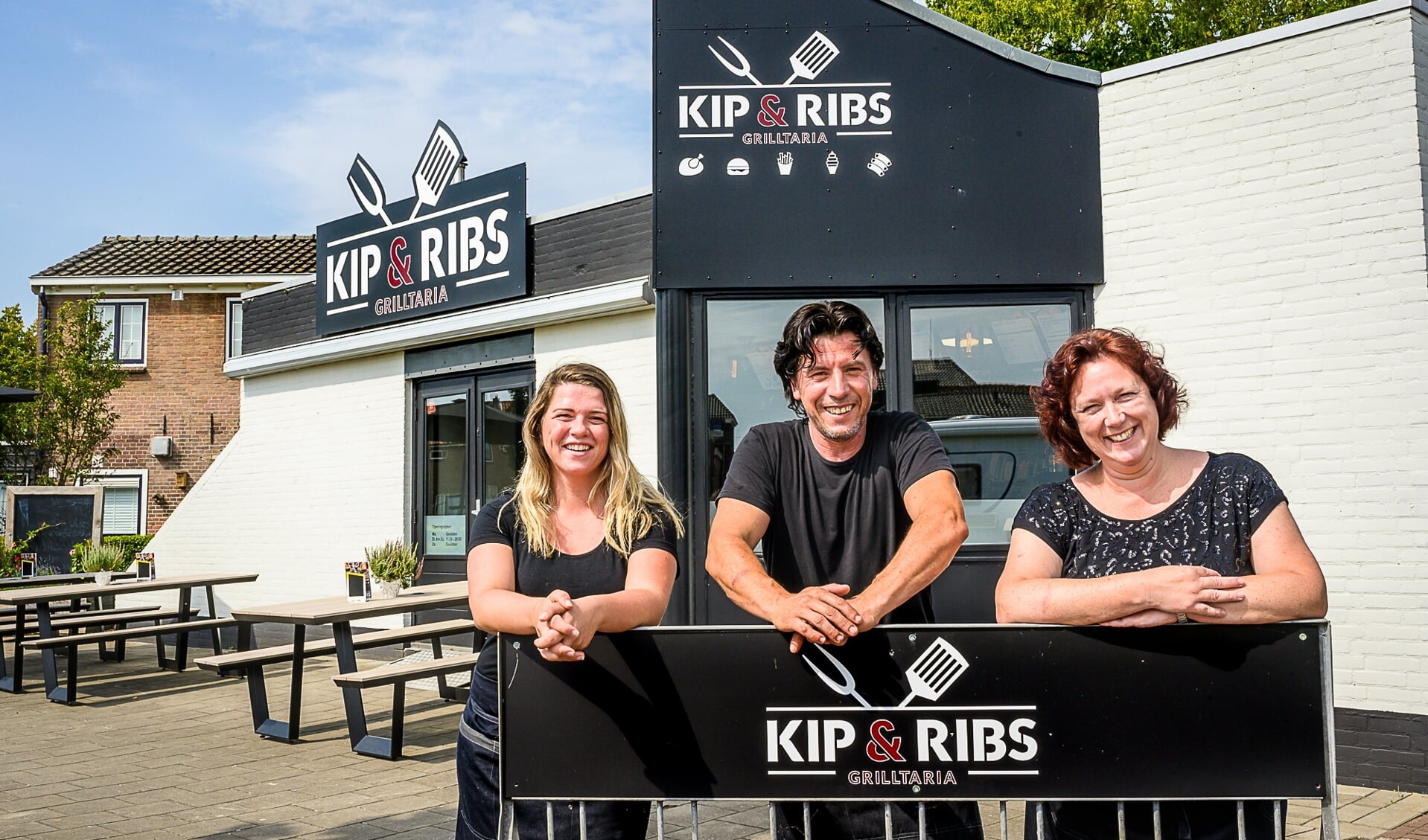 • Bedrijfsleider Noëlle en eigenaren Edwin en Leona Verbeek voor de nieuwe grilltaria Kip & Ribs.