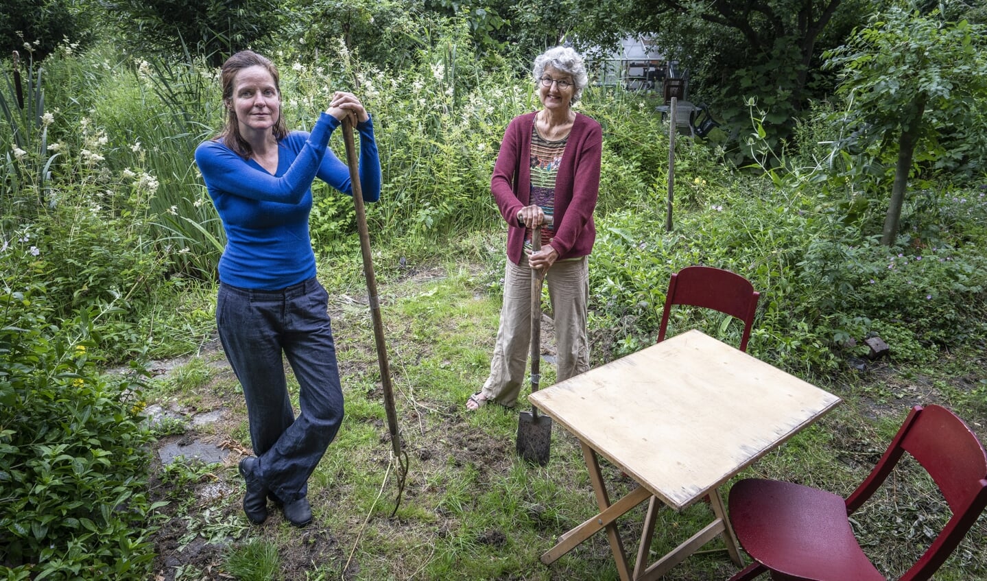 • Esther (links) en Wilma hopen dat steeds meer mensen hun verantwoordelijkheid nemen.