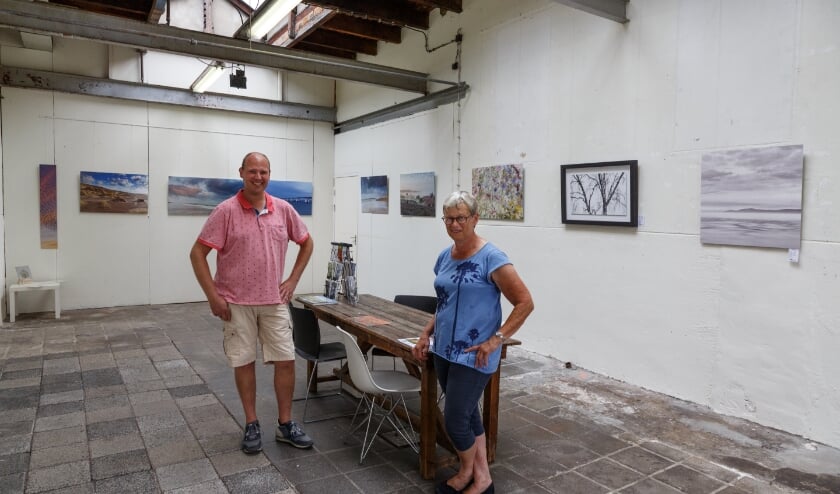 Jan Cor en Marjan poseren voor hun expositie
