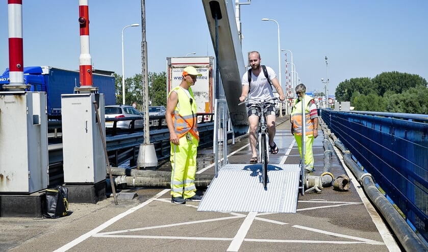 De Merwedebrug wordt gekoeld vanwege de aanhoudende hitte.