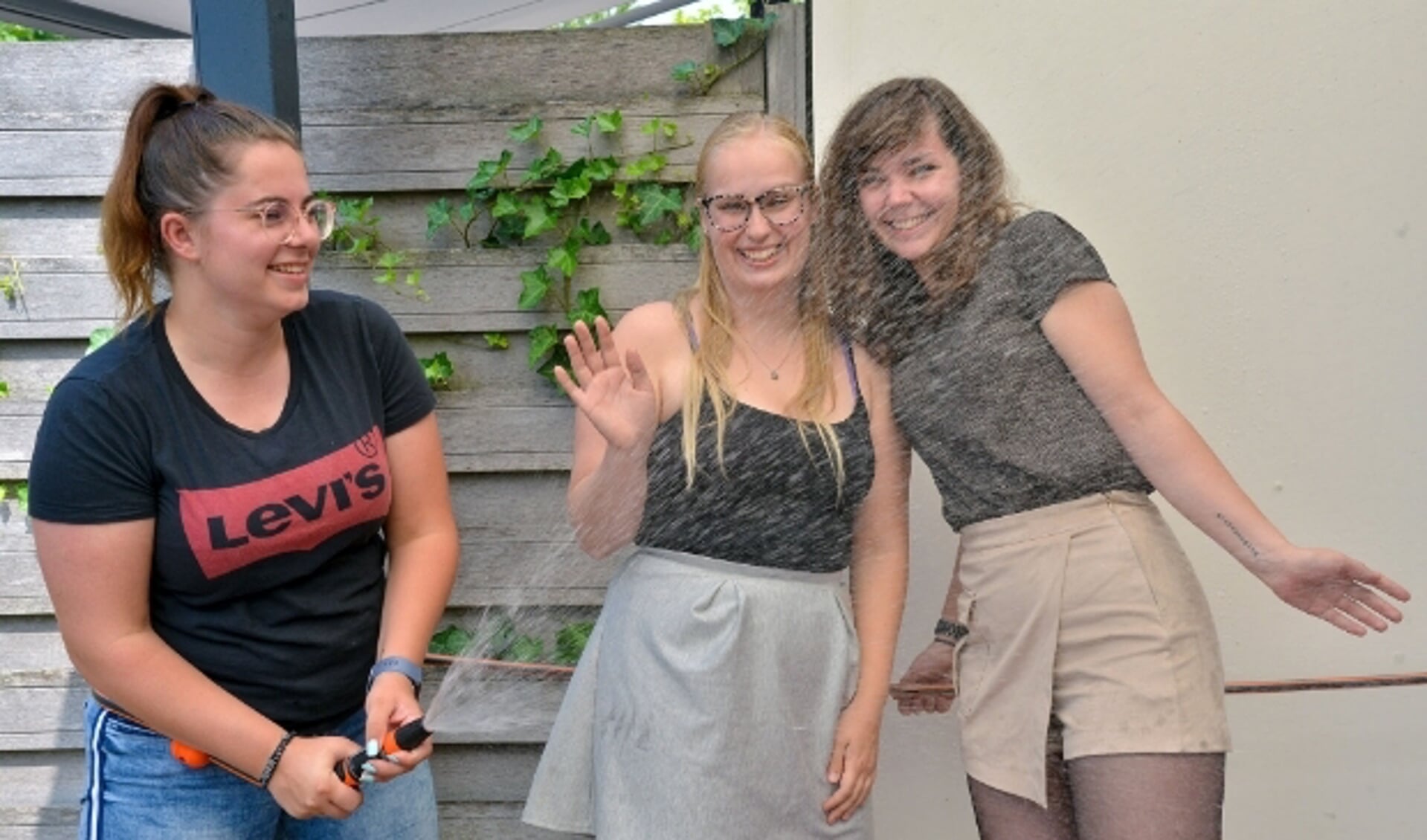 Samantha Houdijk (l) oefent vast met Mandy van Rooij en Katja Diepstraten voor het komende waterparcours. (Foto: Paul van den Dungen)