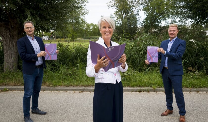 • Namens VVT alliantie Waardenland presenteren Mark van Driest (Zorgkantoor VGZ), Janneke Louisa-Muller (Present) en Paul van Gennip (Het Parkhuis) het visieboek.