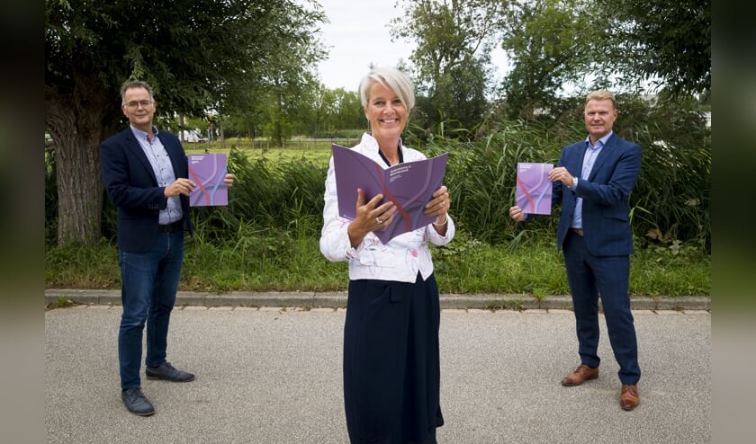 • Namens VVT alliantie Waardenland presenteren Mark van Driest (Zorgkantoor VGZ), Janneke Louisa-Muller (Present) en Paul van Gennip (Het Parkhuis) het visieboek.