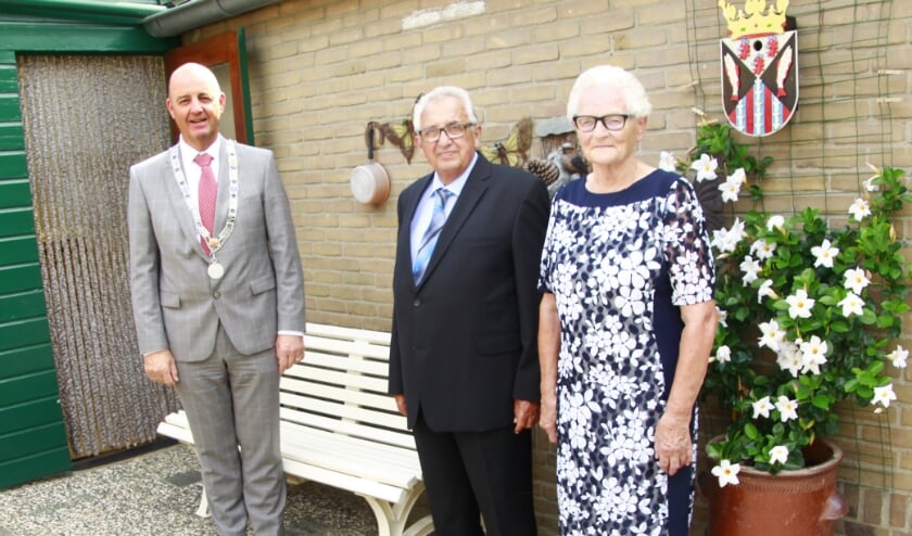 Het briljanten echtpaar samen met loco-burgemeester Ton van Maanen