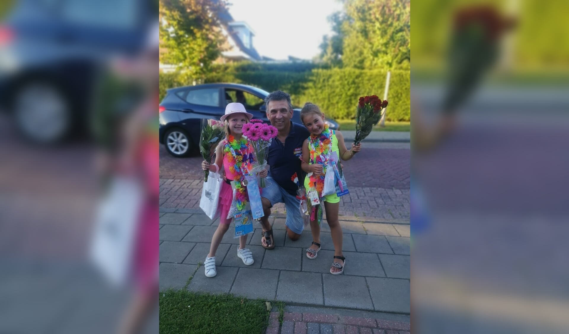 Nova Kuipers en Vayen Straver uit Sleeuwijk samen met André Bull, voorzitter van Avond4daagse Sleeuwijk.