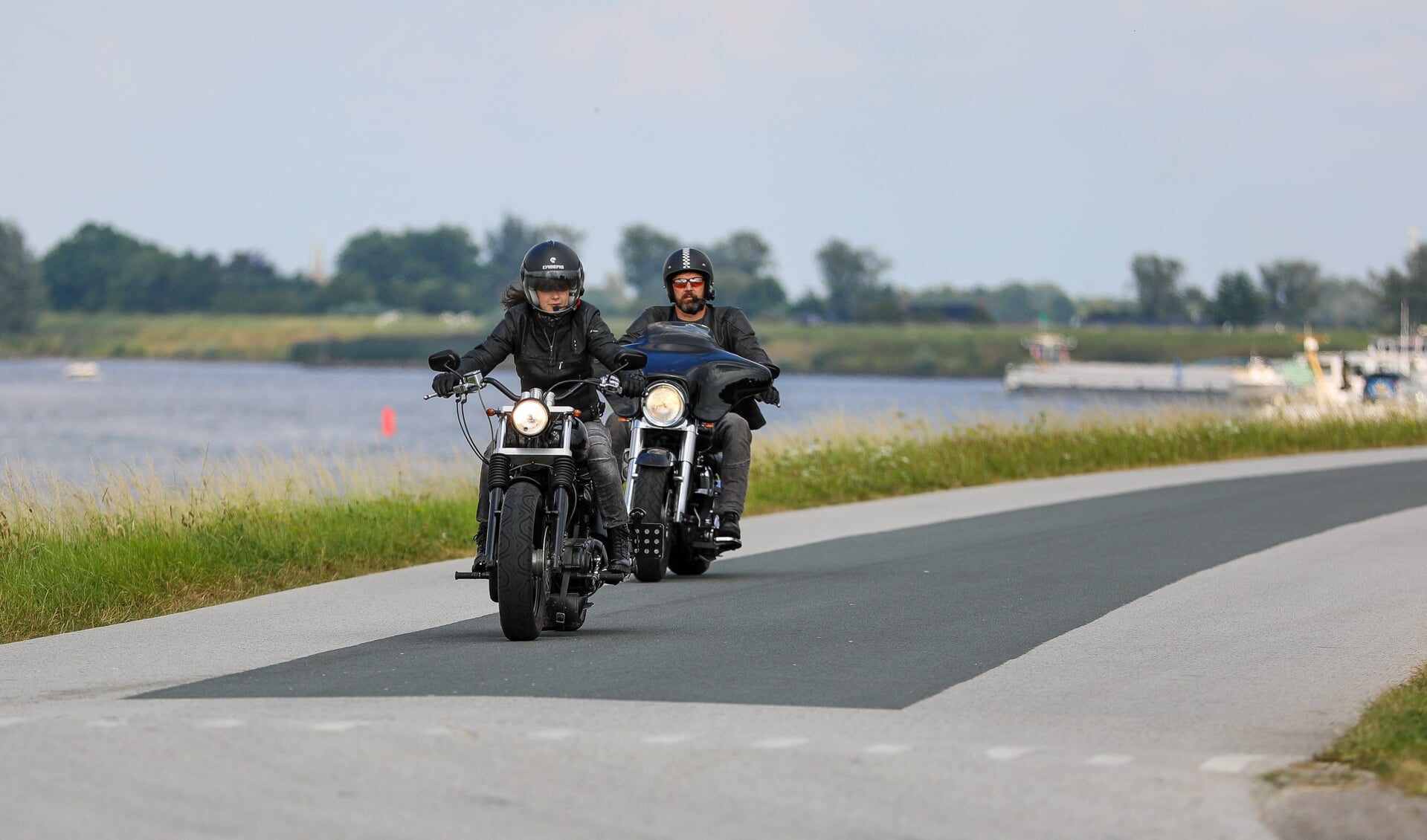 • 'Nette motorrijders', heerlijk toerend over de Lekdijk.