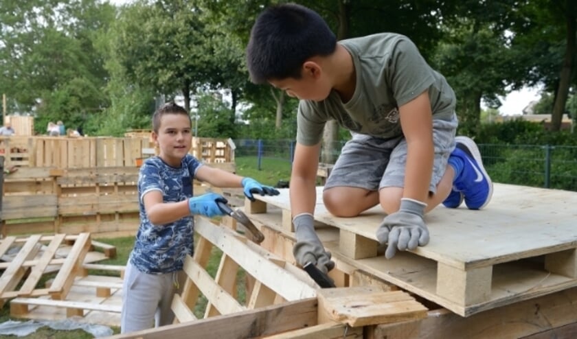 <p>Er werd maandag hard gewerkt op het veld van Huttendorp Schollevaar! (Foto: Jan van der Arend)</p>