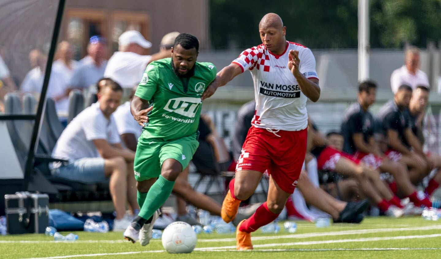 • Kay Tejan met Kozakken Boys in actie tegen Capelle.