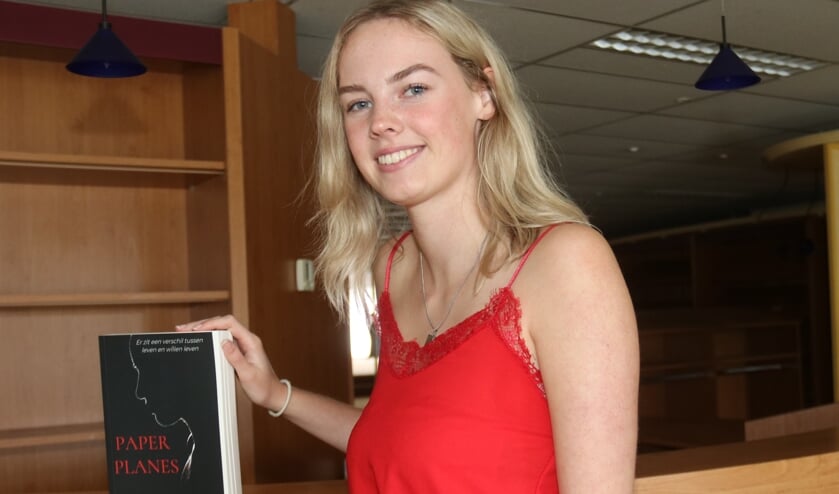 • Rhodé Baas toont trots haar debuutroman.