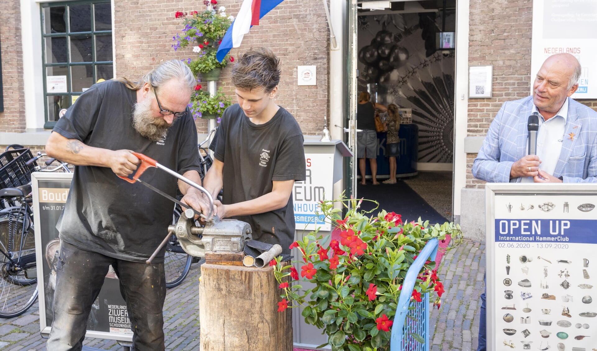 • Het open zagen van de koker.