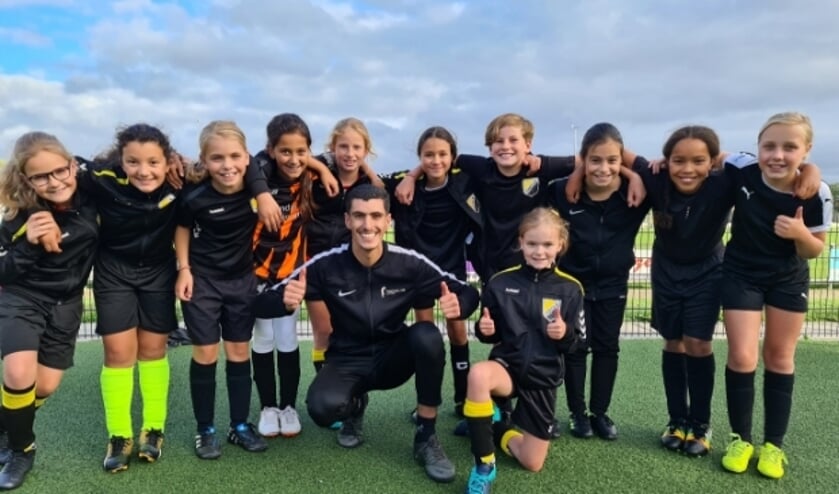 <p>Bovenste rij: Femke, Anissa, Milou, Esila, Minke, Asmea, Britt, Ecrin, Ouissem, Jade. Onder: Samir en Lisa.</p>