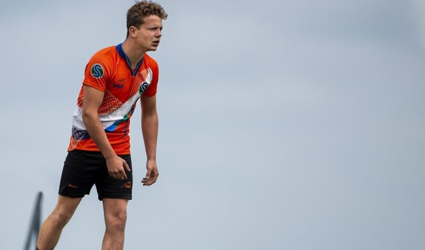 • Roy Velis in opperste concentratie voor zijn sprong.