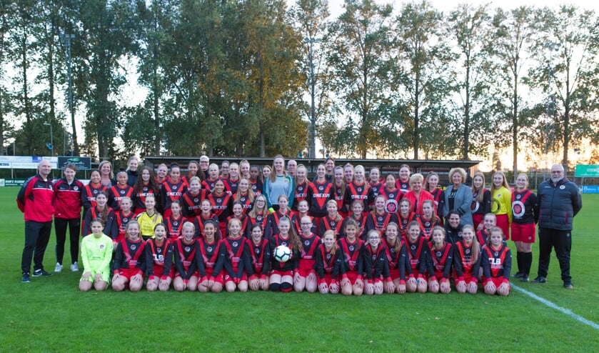 • De meiden van vv Papendrecht en hun begeleiders.