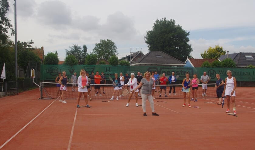 • Opening van het 'Gezelligheidstoernooi' in Ouderkerk aan den IJssel.