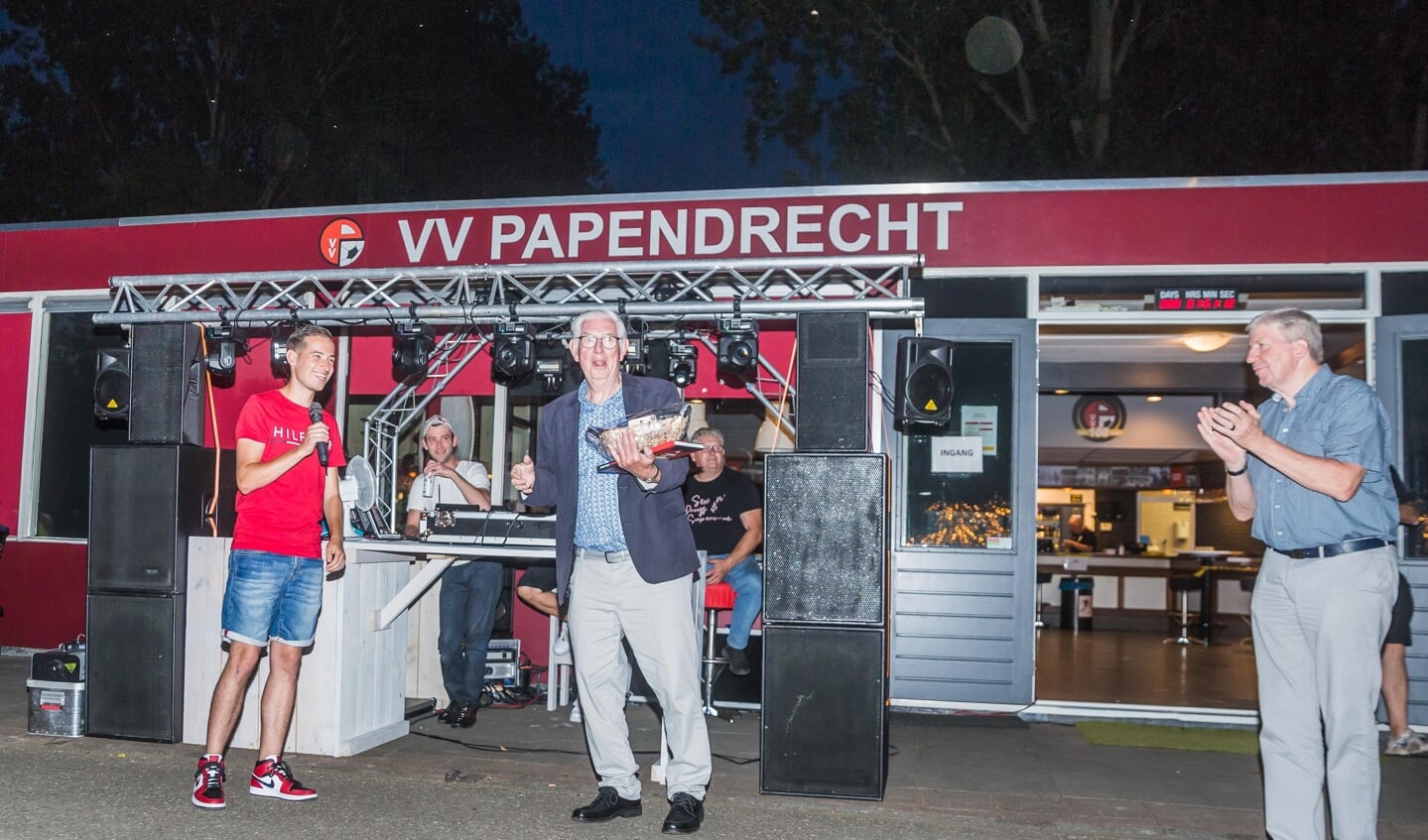 • De overhandiging van het jubileumboek, met v.l.n.r. Niels van Heteren, Teus van der Have en Erevoorzitter Bram Blom.