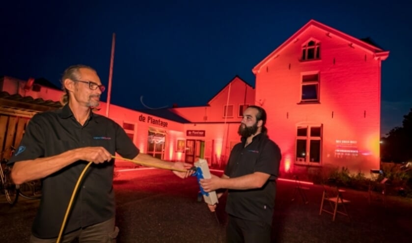 John (l) en Ezra Vermeulen van Vermesound tijdens de actie Red Alert bij hun rood aangelichte pand aan de Kleine Plantage.