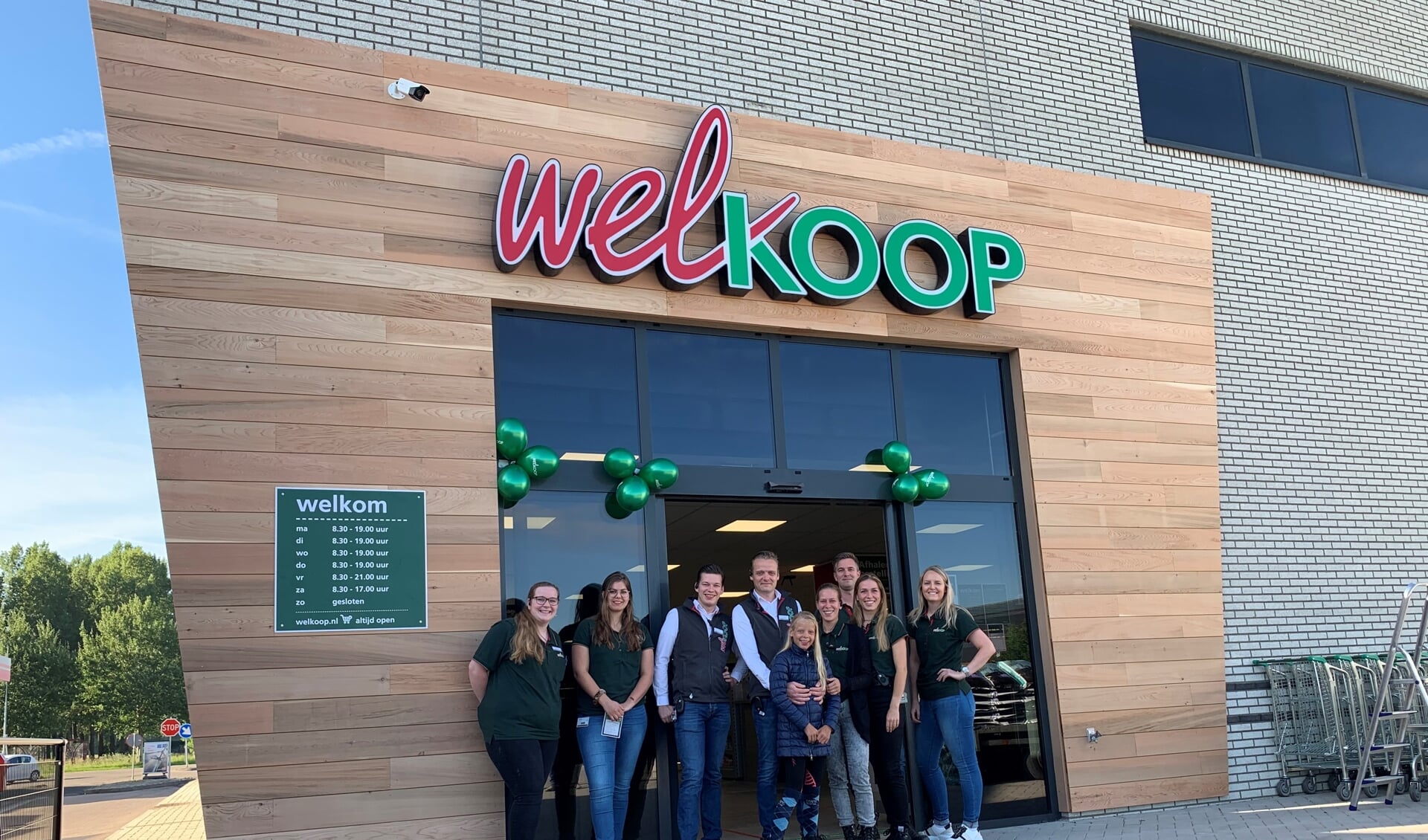 • Het team van Welkoop voor de nieuwe winkel.