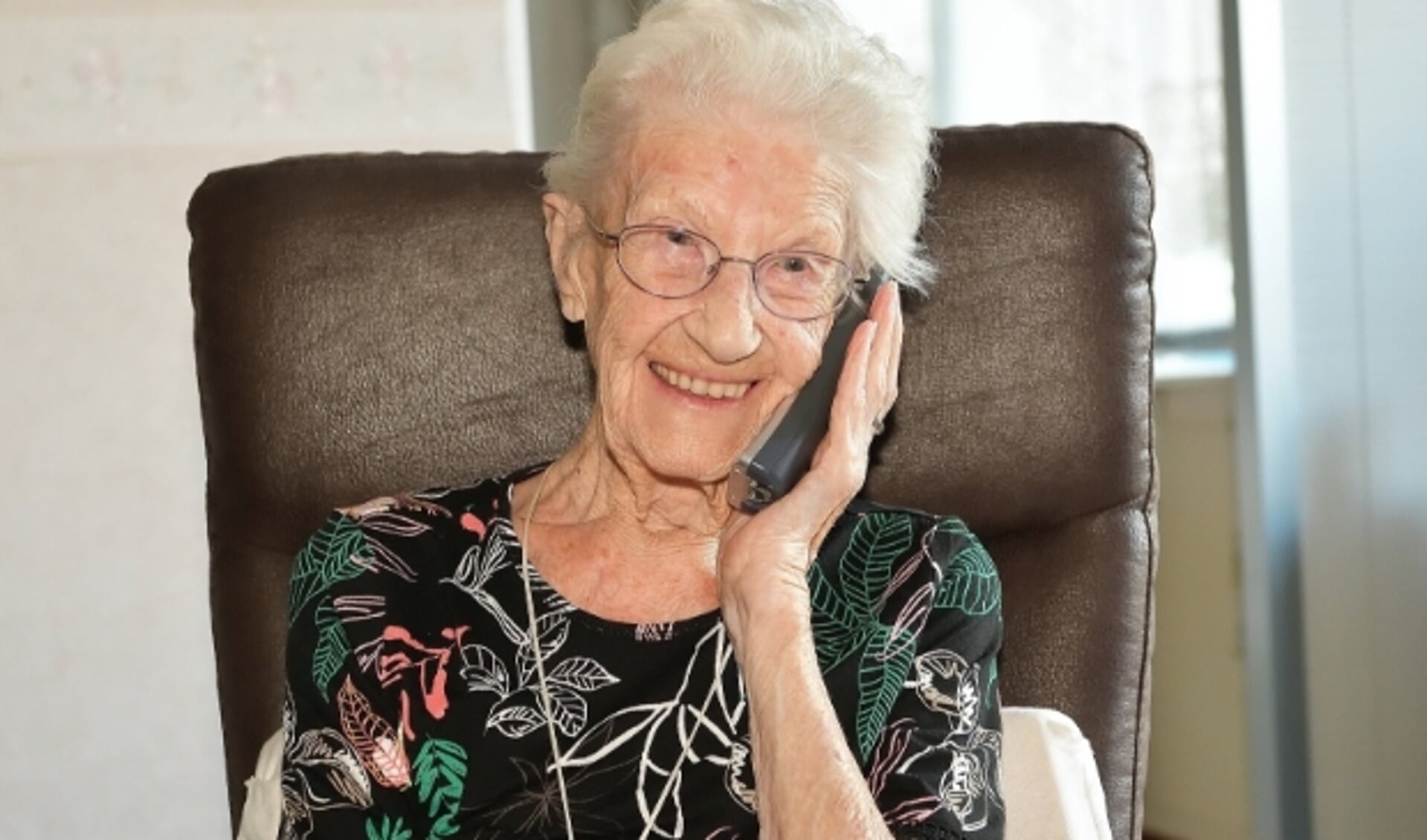 Telefonische felicitatie voor mevrouw Reijnierse-van Buijtenen op haar honderdste verjaardag. (Foto: Jan van der Arend)
