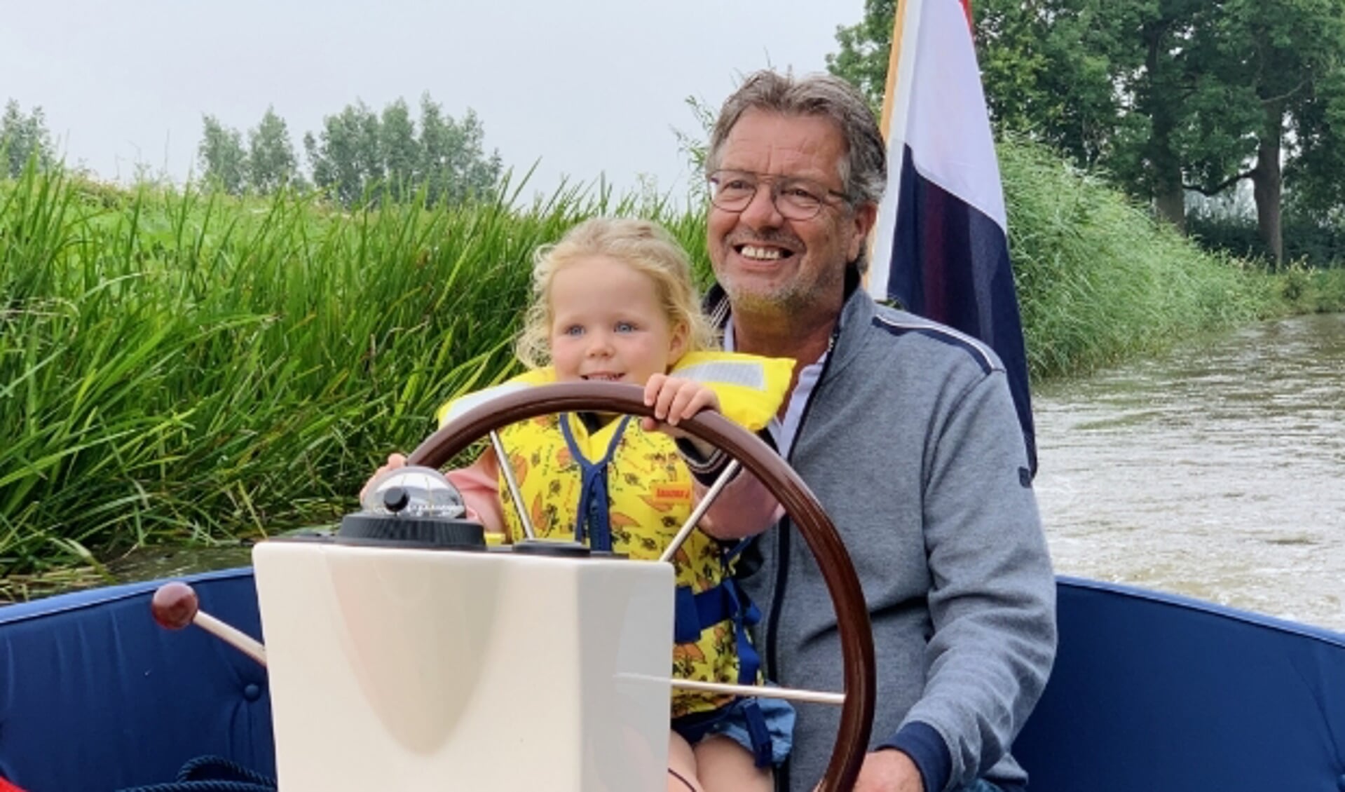 Koos van der Windt ging vanwege corona naar Friesland om heerlijk te varen. Hier samen met kleindochter Mila. (Foto: Tim van der Windt)