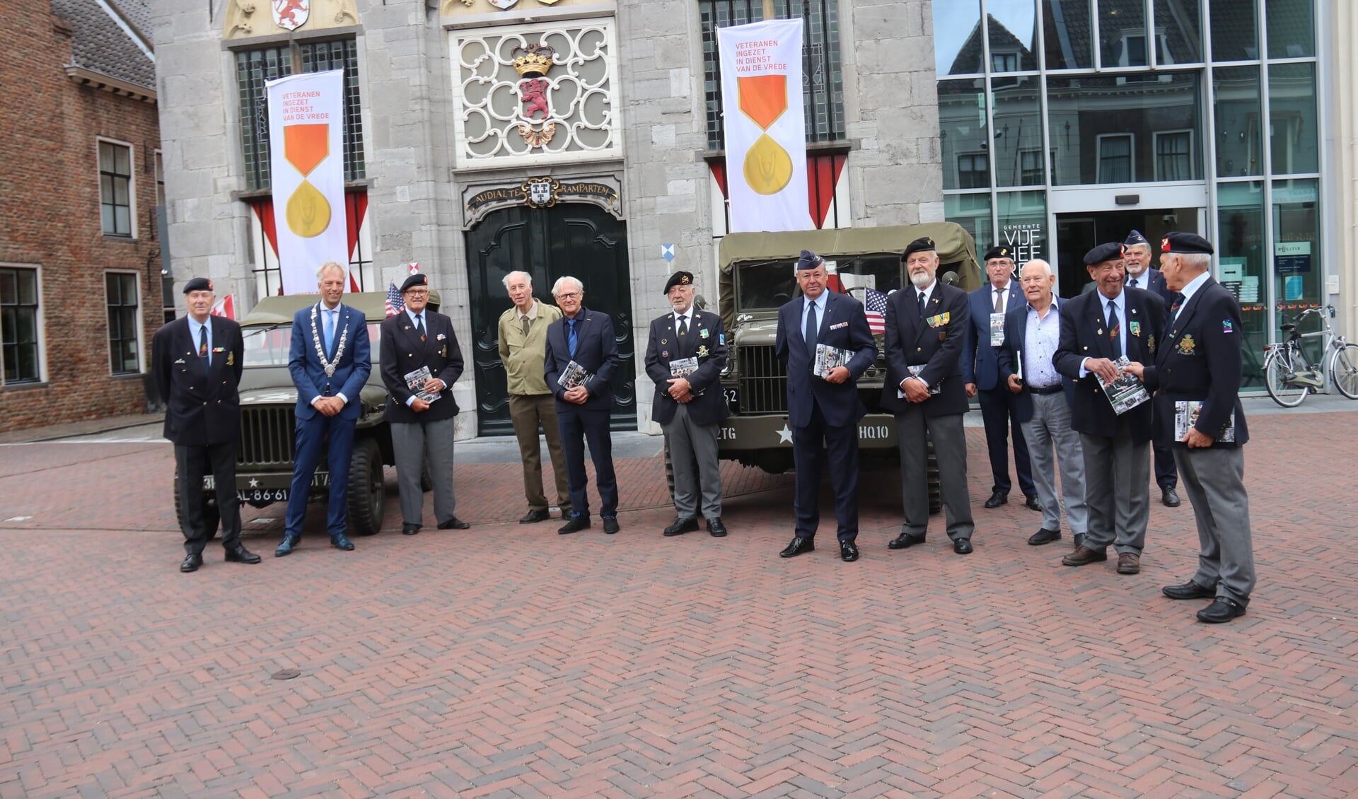 • Veteranen uit Vijfheerenlanden voor het stadhuis van Vianen