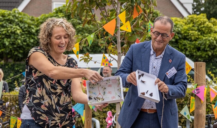 Wethouder Johan Quik laat de vlinders vrij samen met Louisa Broens