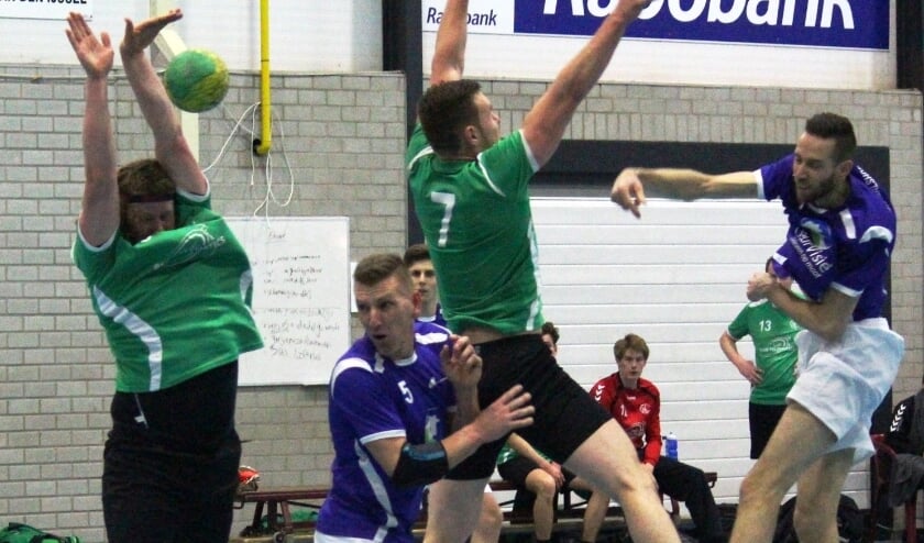 <p>• Remco de Jong scoort voor de Drechtsteden handballers.</p>