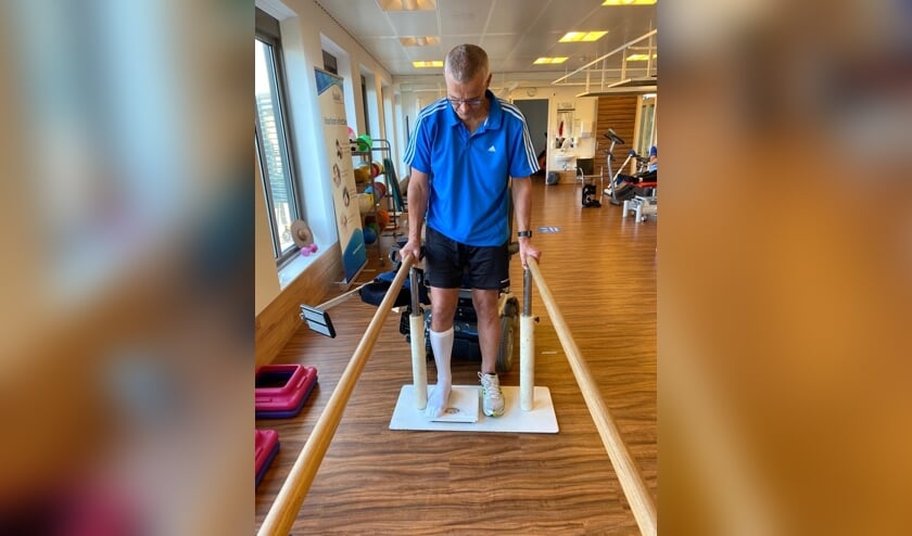 • Wim Rodenburg tijdens therapie in het revalidatiecentrum.
