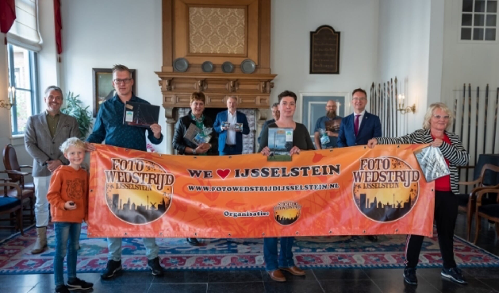 De winnaars van de 12e editie van de Momenten van Leven Fotowedstrijd IJsselstein in de burgerzaal van het historisch Stadhuis. (Foto: Edward Osendarp )