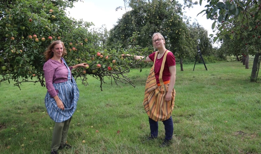 • Gerti de Koeijer (l.) met een jonge vrijwilligster.