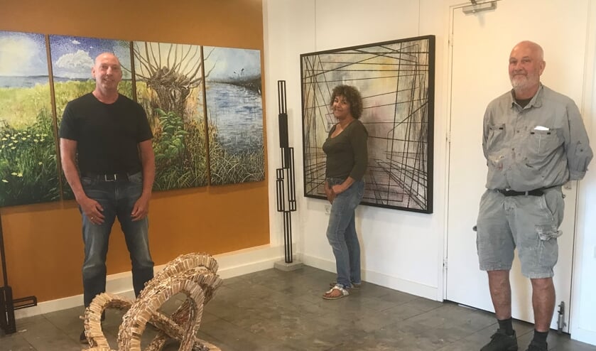 Martin Copier en Ilze Heintz met linksachter een Biesbosch-tafereel van Vic Gremmer.