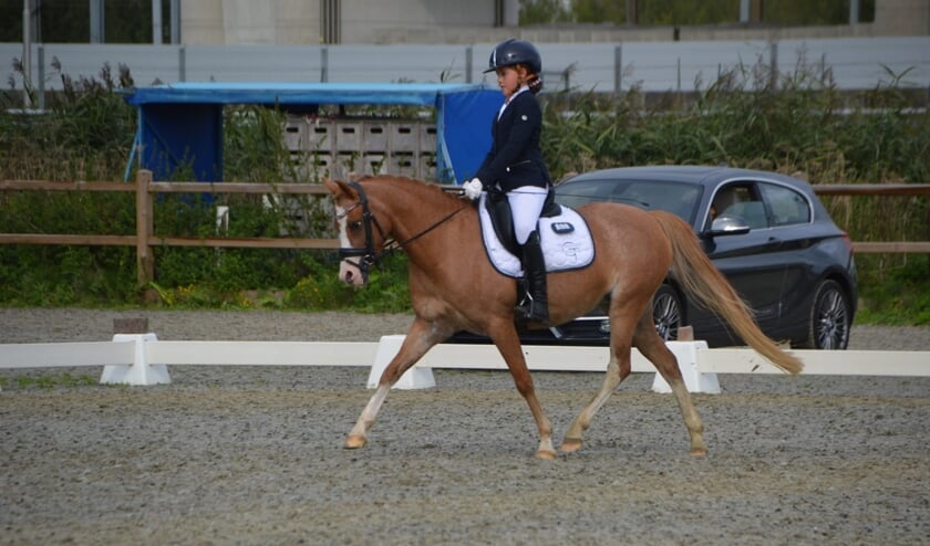 Faye Groeneveld en haar pony Rondo Talent.