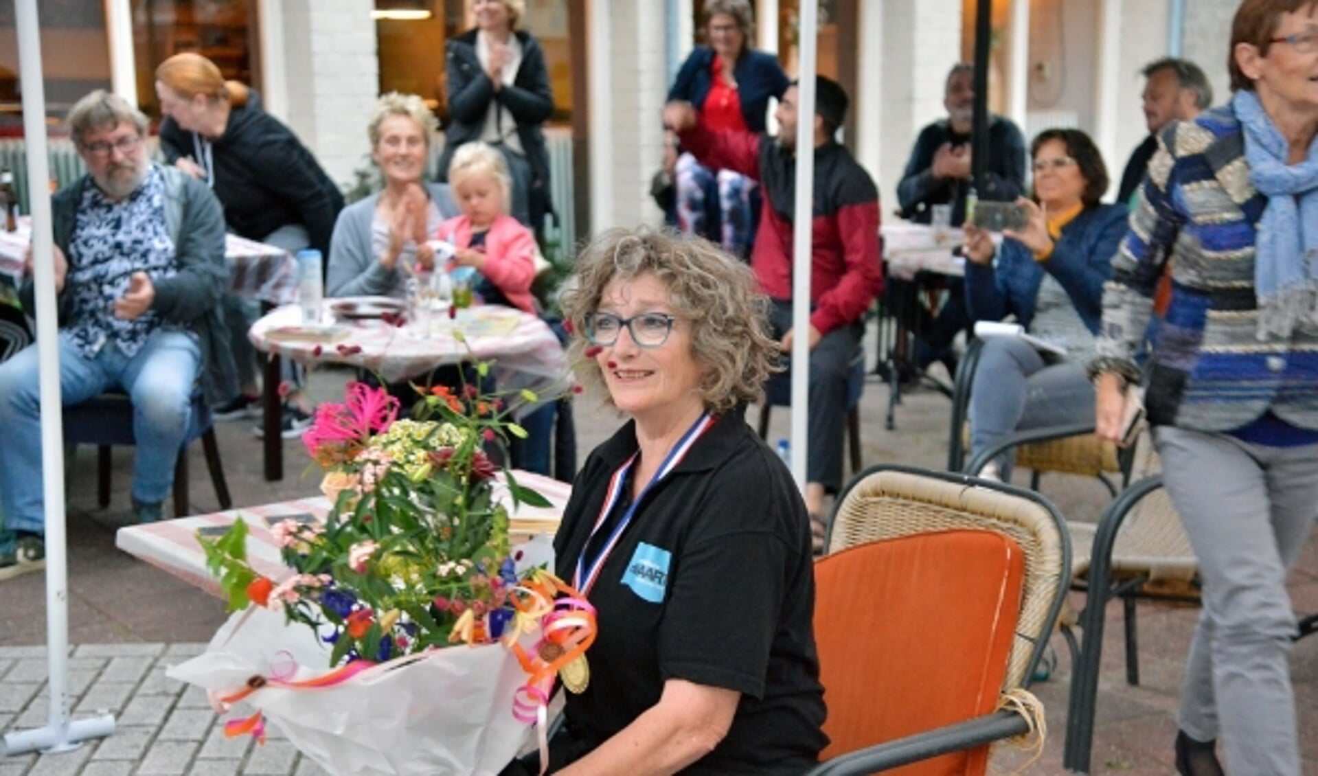 Ilse Menting van Dorpshuis De Vaart werd zaterdag aangenaam verrast door de vele steunbetuigingen die het verenigingsleven haar kwam brengen. Foto: Paul van den Dungen