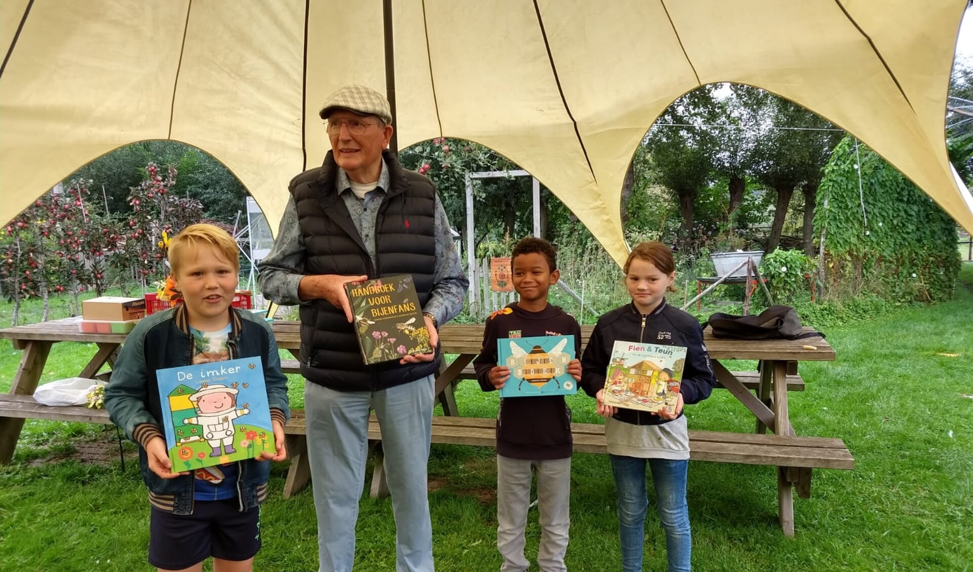 • Fons Overbeeke overhandigde de boeken aan de kinderen van Kindcentrum Oranje-Nassau.